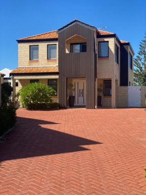 Hillarys Sea-View Panoramic Living